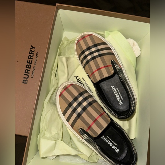 Burberry kids shoe - Picture 1 of 4